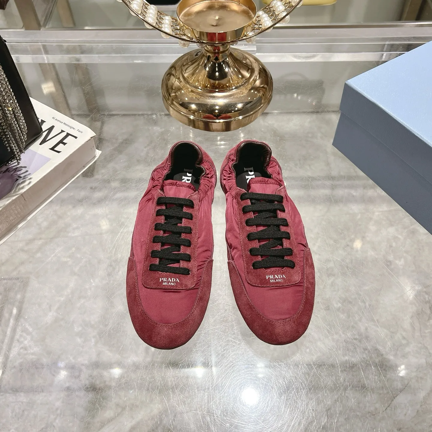 👟👟Ex-factory price 520👟👟Men's size +10 Couple style🎆Prada's new moral training shoes. The upper is suede with texture, and the inner sheepskin is wrapped. It is soft and waxy🎆The insole is thickened with lambskin. It is extremely comfortable to step on, has a sense of support, and feels well wrapped. The shoe shape is full of wrapping, light and easy to wear. A practical casual shoe that makes your legs appear taller! White is clean and refreshing, needed all year round, and can be easily worn with skirts and pants. Upper: imported suede/original molded fabric. Lining: sheepskin. Outsole: rubber outsole! Code number: 35-41 Color: burgundy blue brown green dark green yellow black red gray 9 colors available